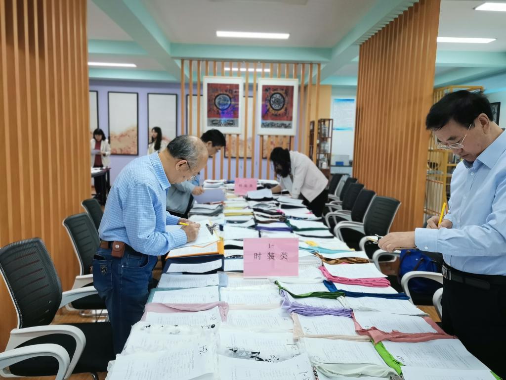 【職業(yè)教育活動(dòng)周】“金楠杯”2023年全國長絲織物新產(chǎn)品設(shè)計(jì)大賽專家評(píng)審會(huì)順利召開